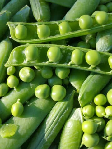 Peas and pea pods.
